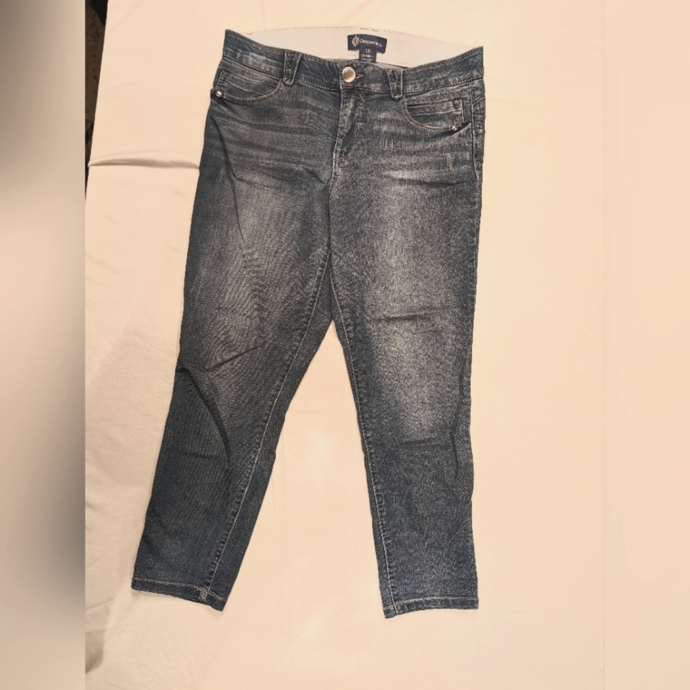 Democracy AbSolution Skinny/Straight Leg. Med/lt blue slight distressing - sz 12